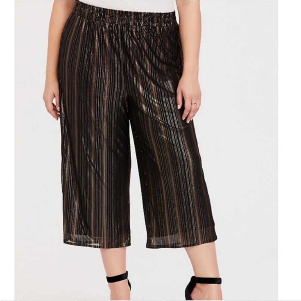 NWT Torrid shine black and metallic gold pull on wide leg crop capri pants